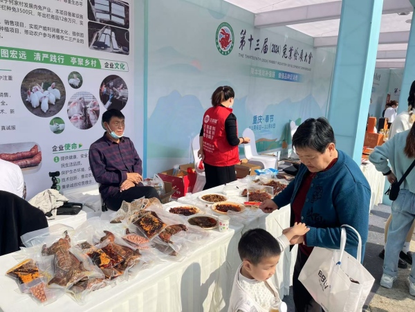 市民品嘗兔肉美食。蔣海濤攝